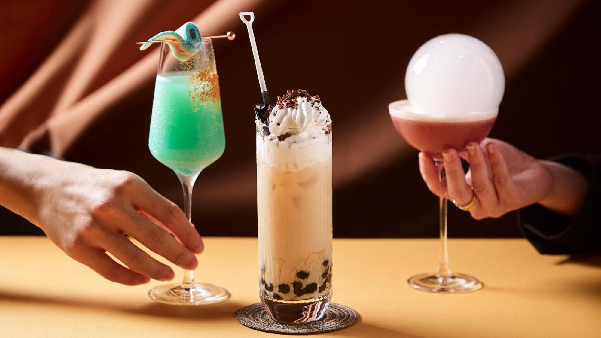 Crowne Plaza Changi Airport By Ihg Σιγκαπούρη Εξωτερικό φωτογραφία The photo features three colorful and creatively presented cocktails. 

1. On the left, there is a bright green drink served in a tall glass, garnished with a playful decoration, likely a piece of candy or fruit.
  
2. In the center, a tall glass con