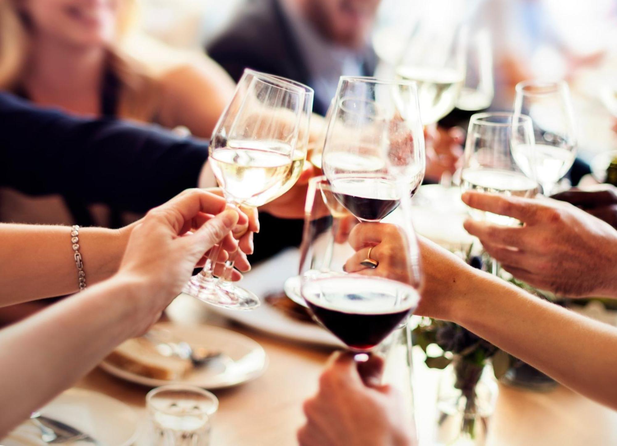 Crowne Plaza Changi Airport By Ihg Σιγκαπούρη Εξωτερικό φωτογραφία The photo shows a group of people celebrating, as indicated by the clinking of wine glasses. Several hands are holding various types of glasses filled with different beverages, including red wine and white wine. In the background, other people are ga